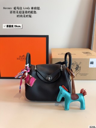 Hermès Lindy 19cm Shoulder Bag in Purple Leather view 2