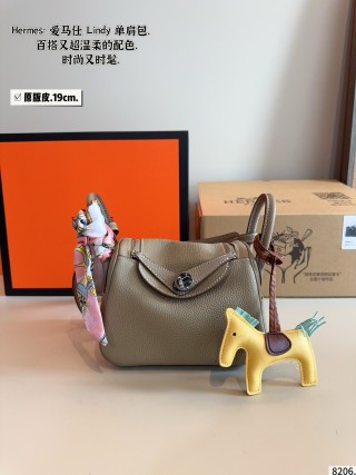 Hermès Lindy 19cm Shoulder Bag in Purple Leather view 3