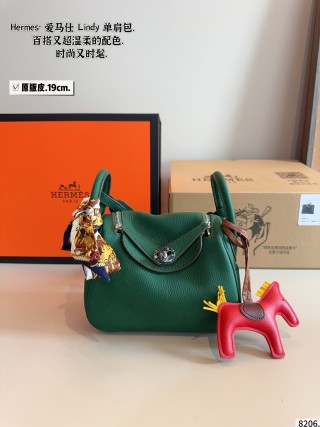 Hermès Lindy 19cm Shoulder Bag in Purple Leather view 4