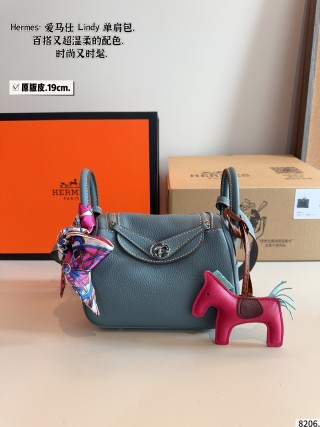 Hermès Lindy 19cm Shoulder Bag in Purple Leather view 5