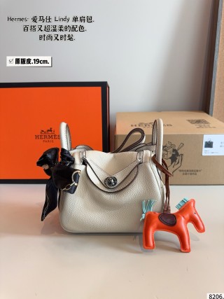 Hermès Lindy 19cm Shoulder Bag in Purple Leather view 6