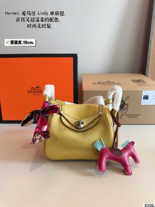 Hermès Lindy 19cm Shoulder Bag in Purple Leather view 7