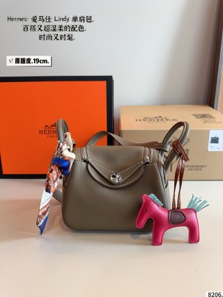 Hermès Lindy 19cm Shoulder Bag in Purple Leather view 8
