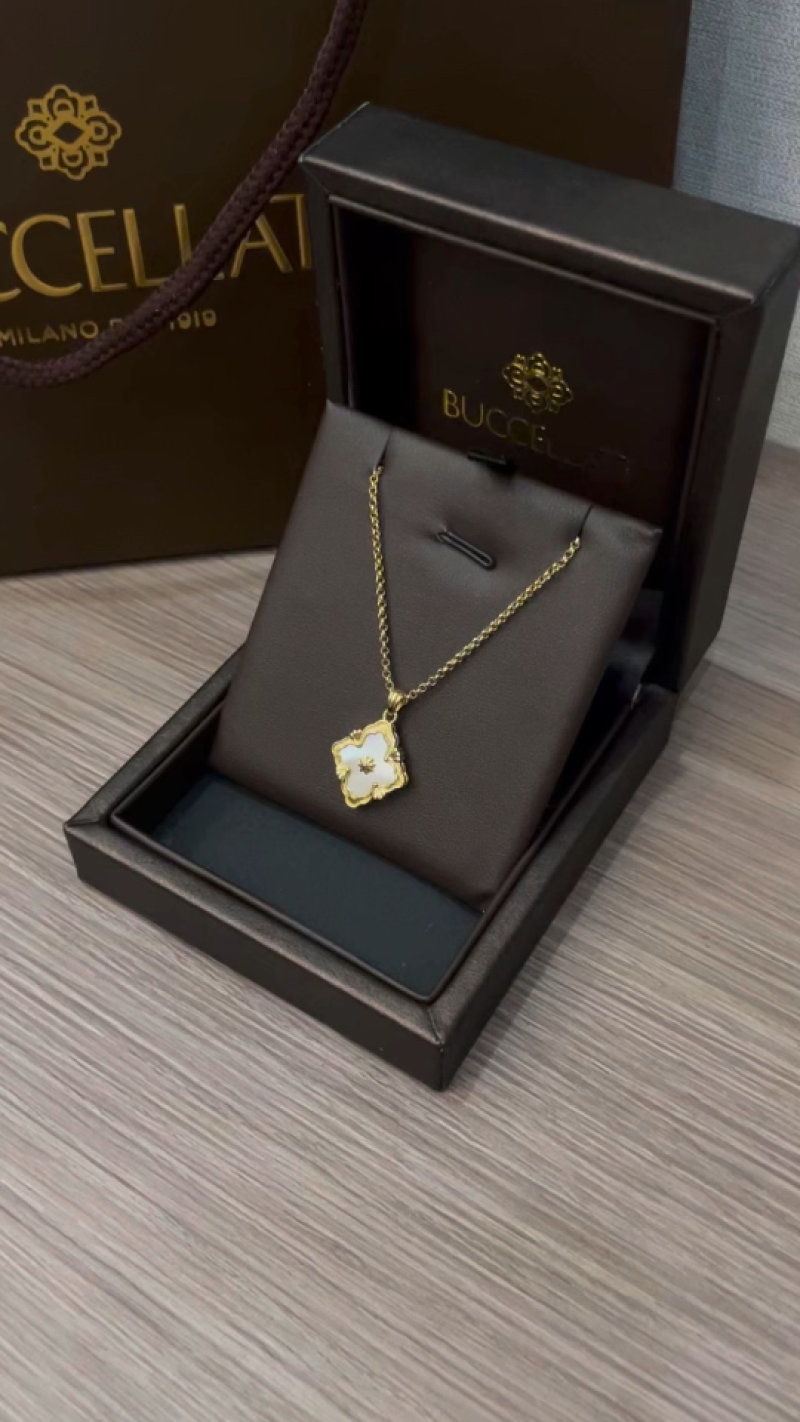 Buccellati Gold Floral Pendant Necklace White