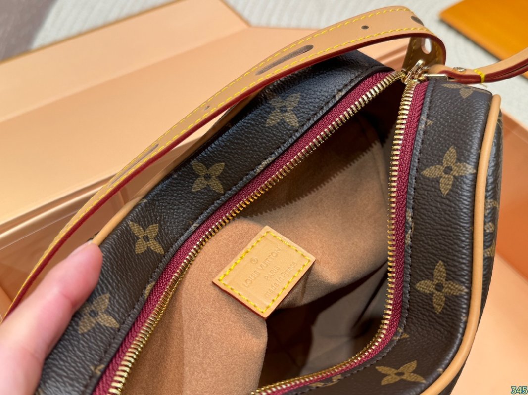 Louis Vuitton Monogram Heart Mini Onthego Bag Beeswax Yellow view