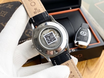 Mido Commander Automatic Steel Watch - Silver Dial view 8