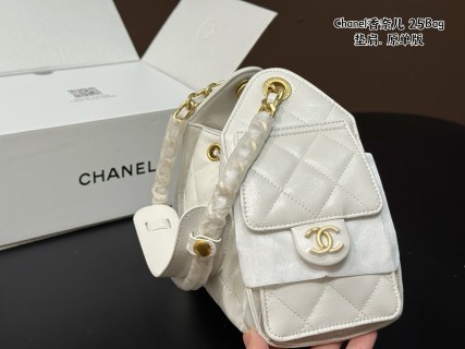 Chanel 25 Quilted White Leather Shoulder Bag with Gold CC Logo view 4