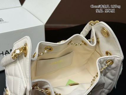 Chanel 25 Quilted White Leather Shoulder Bag with Gold CC Logo view 9
