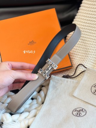 Hermès Quizz Party Buckle Reversible Leather Belt – Grey view 5