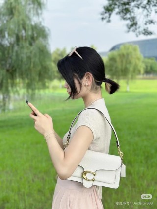Cream Leather Shoulder Bag with Gold Ring Hardware view 3