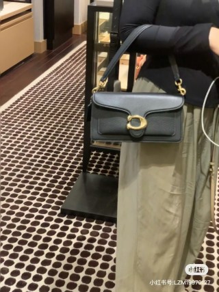 Cream Leather Shoulder Bag with Gold Ring Hardware view 5