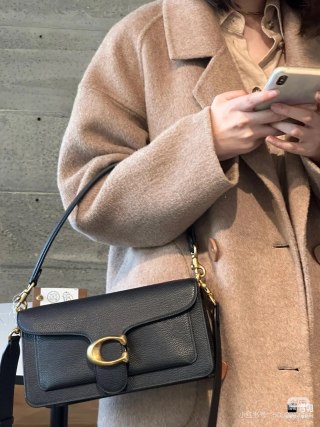 Cream Leather Shoulder Bag with Gold Ring Hardware view 7
