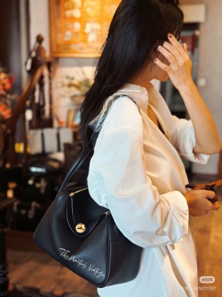 Hermès Lindy Black Gold Hobo Bag view 3