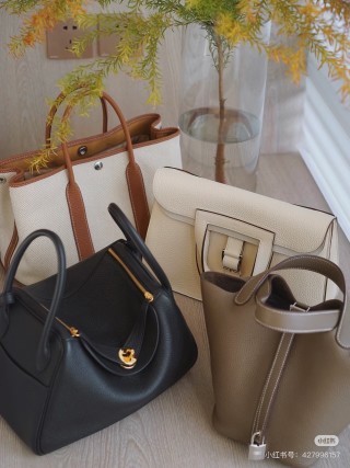 Hermès Lindy Black Gold Hobo Bag view 4