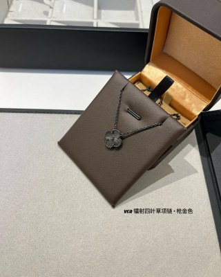 Van Cleef & Arpels Four-Leaf Clover Gun Gold Necklace