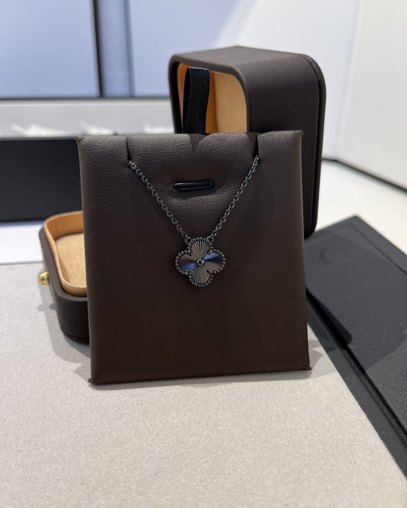 Van Cleef & Arpels Four-Leaf Clover Gun Gold Necklace view