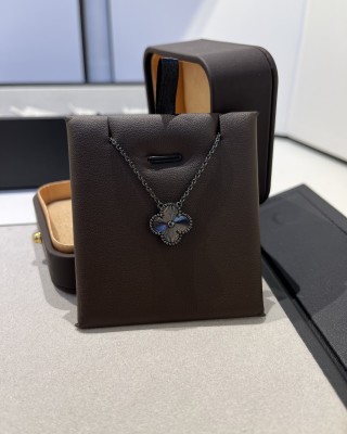 Van Cleef & Arpels Four-Leaf Clover Gun Gold Necklace view 9