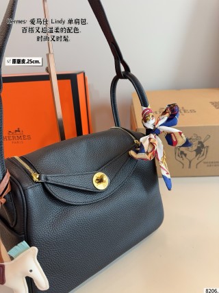 Hermès Lindy 25 Black Leather Shoulder Bag view 2