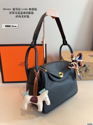 Hermès Lindy 25 Black Leather Shoulder Bag view 3