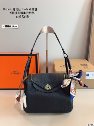 Hermès Lindy 25 Black Leather Shoulder Bag view 4