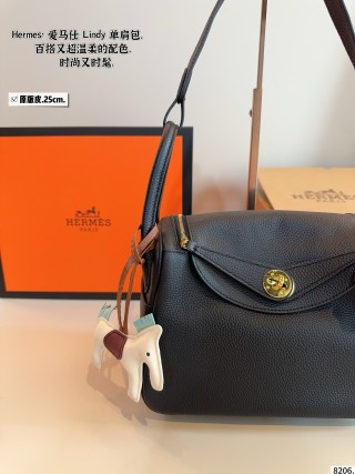 Hermès Lindy 25 Black Leather Shoulder Bag view 5