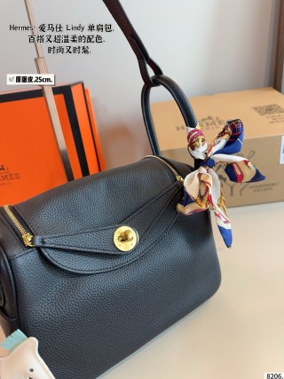 Hermès Lindy 25 Black Leather Shoulder Bag view 6