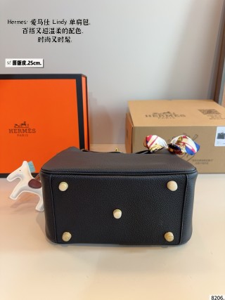 Hermès Lindy 25 Black Leather Shoulder Bag view 7