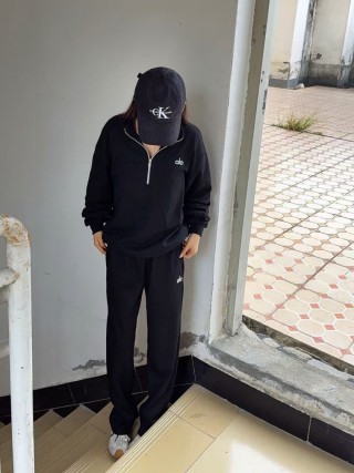 Alo Yoga Black Logo Sweatpants view 5