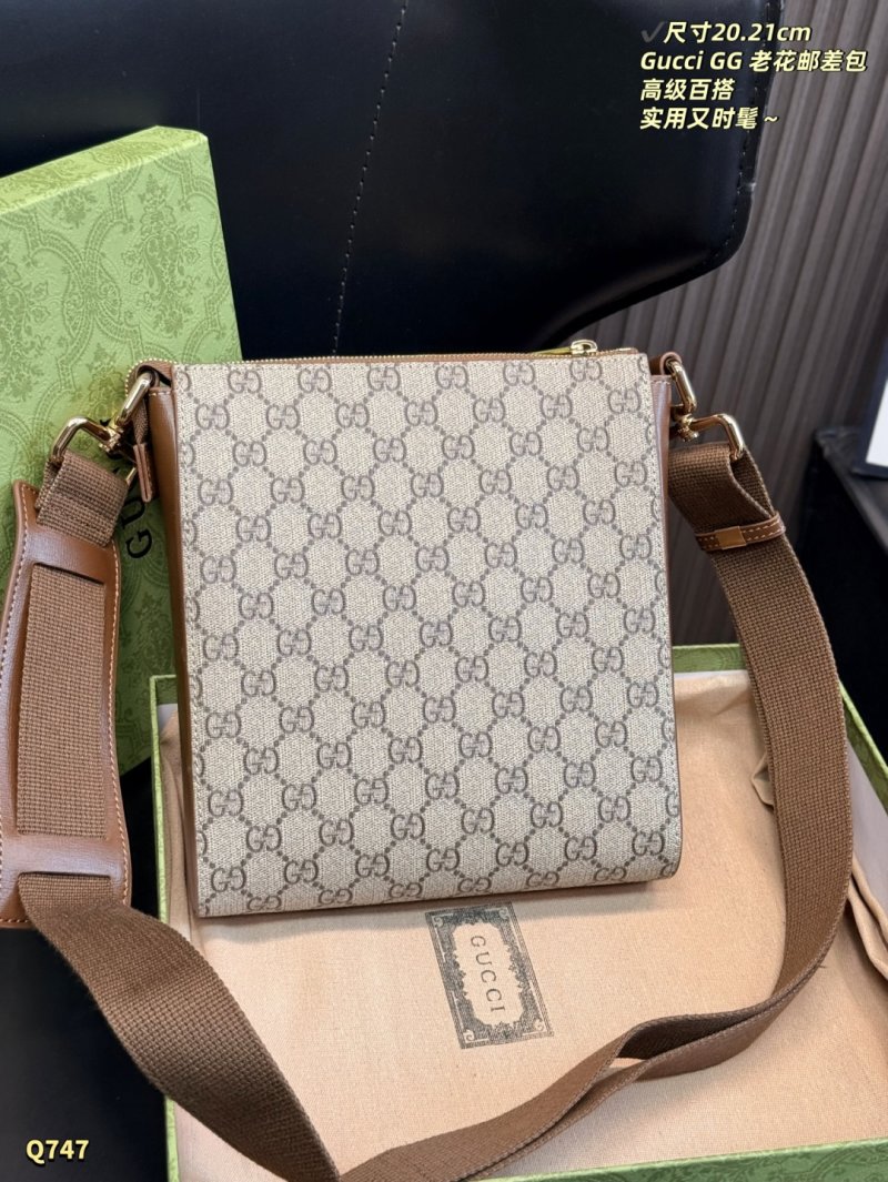 Gucci GG Supreme Messenger Bag Beige Brown view