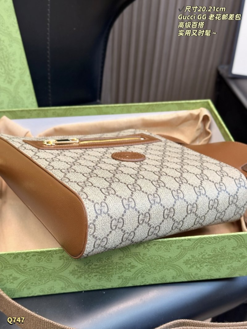Gucci GG Supreme Messenger Bag Beige Brown view