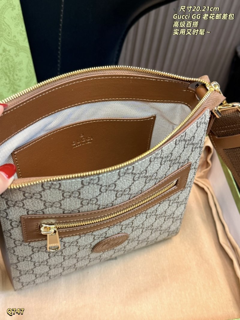 Gucci GG Supreme Messenger Bag Beige Brown view