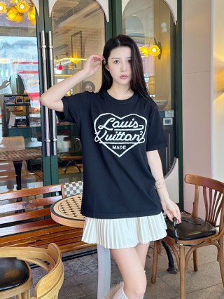 Louis Vuitton Heart Logo Black T-Shirt view 3