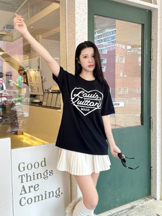 Louis Vuitton Heart Logo Black T-Shirt view 4