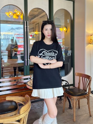 Louis Vuitton Heart Logo Black T-Shirt view 5