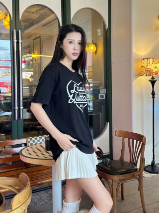 Louis Vuitton Heart Logo Black T-Shirt view 8