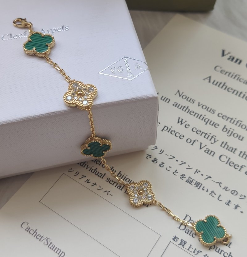 Van Cleef & Arpels Four-Leaf Clover Bracelet Gold Green view