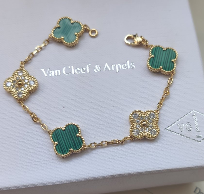 Van Cleef & Arpels Four-Leaf Clover Bracelet Gold Green view