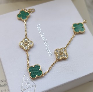 Van Cleef & Arpels Four-Leaf Clover Bracelet Gold Green view 6