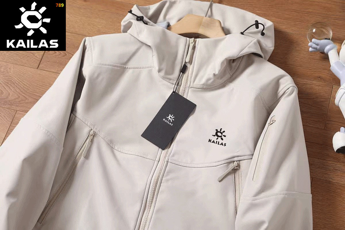Descente Heavy-Duty Hooded Windbreaker Jacket Black view