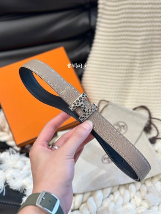 Hermès Garden Party Buckle Reversible Leather Belt Beige/Black view 4