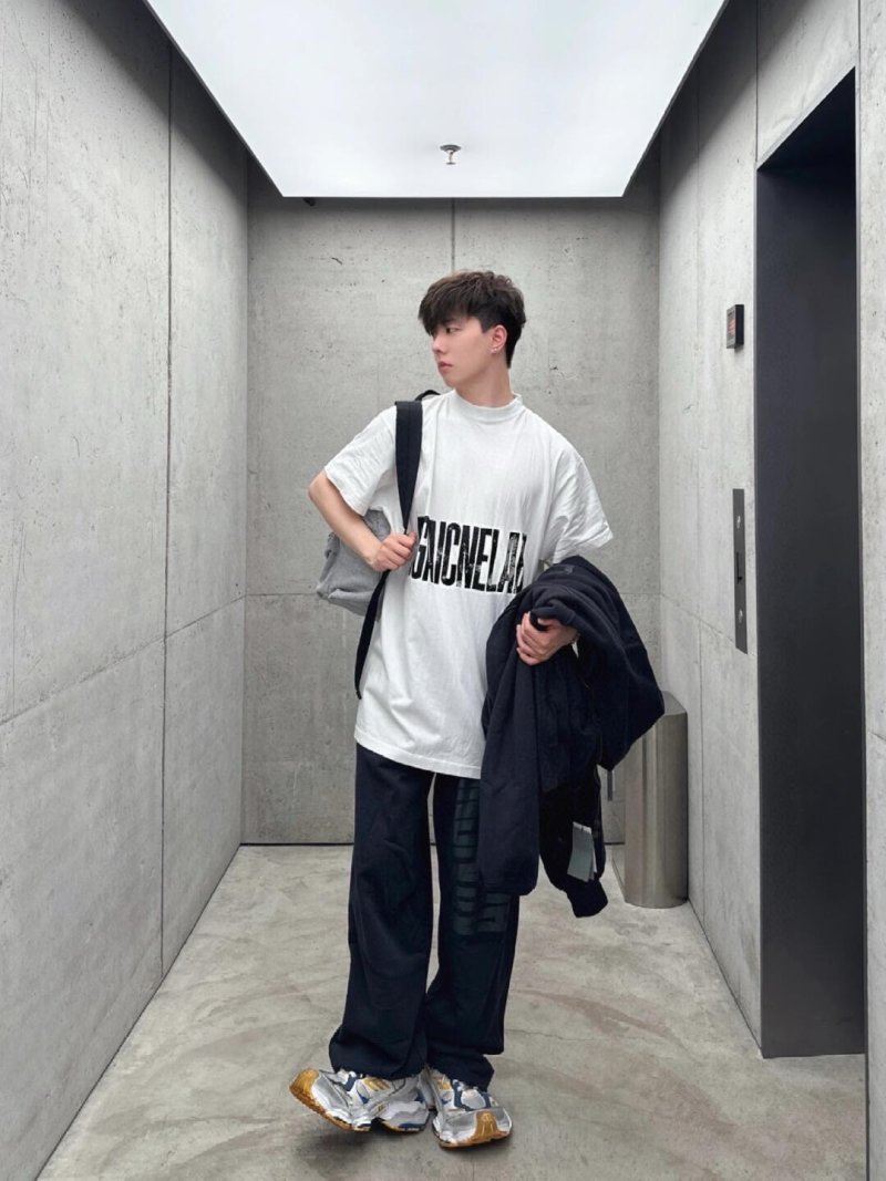 Oversized White Graphic Print T-Shirt view