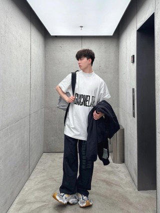 Oversized White Graphic Print T-Shirt view 2