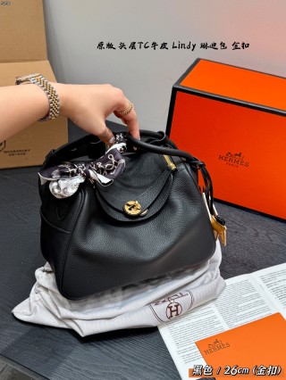 Hermès Lindy 26cm Black Leather Shoulder Bag view 2