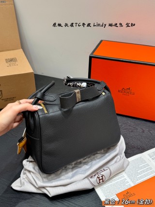Hermès Lindy 26cm Black Leather Shoulder Bag view 3