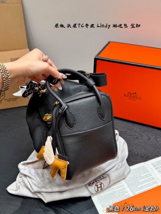Hermès Lindy 26cm Black Leather Shoulder Bag view 4