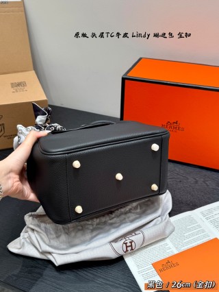 Hermès Lindy 26cm Black Leather Shoulder Bag view 5