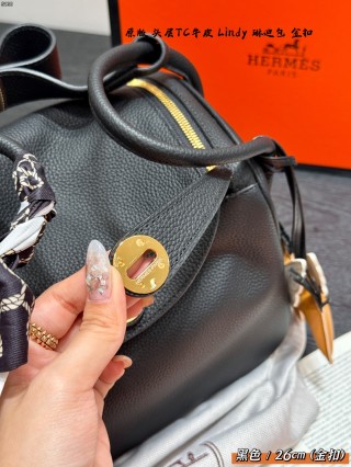 Hermès Lindy 26cm Black Leather Shoulder Bag view 6