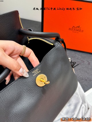 Hermès Lindy 26cm Black Leather Shoulder Bag view 9