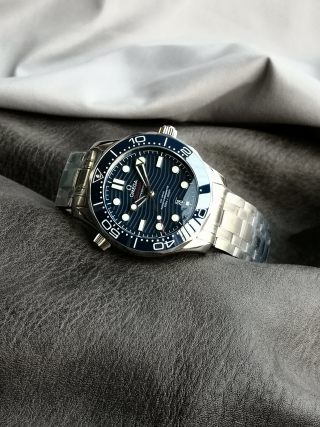 Omega Seamaster Diver 300M Blue Dial Steel Watch 42mm view 4