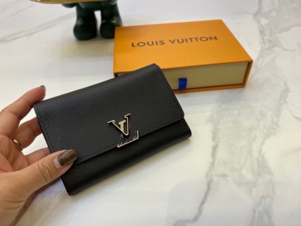 Louis Vuitton Capucines Compact Wallet Black view 4